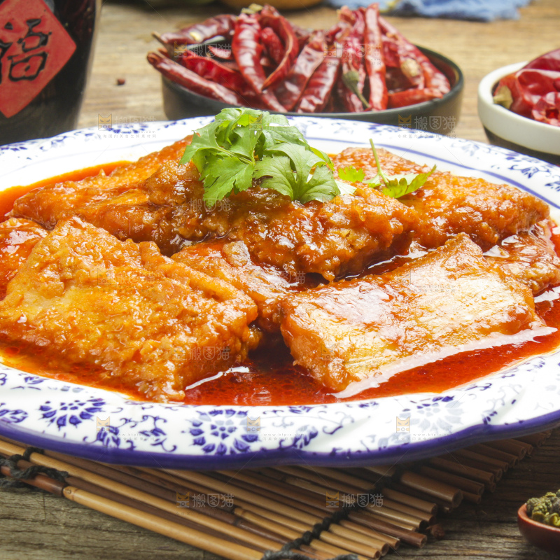 盘子里装着香煎带鱼
