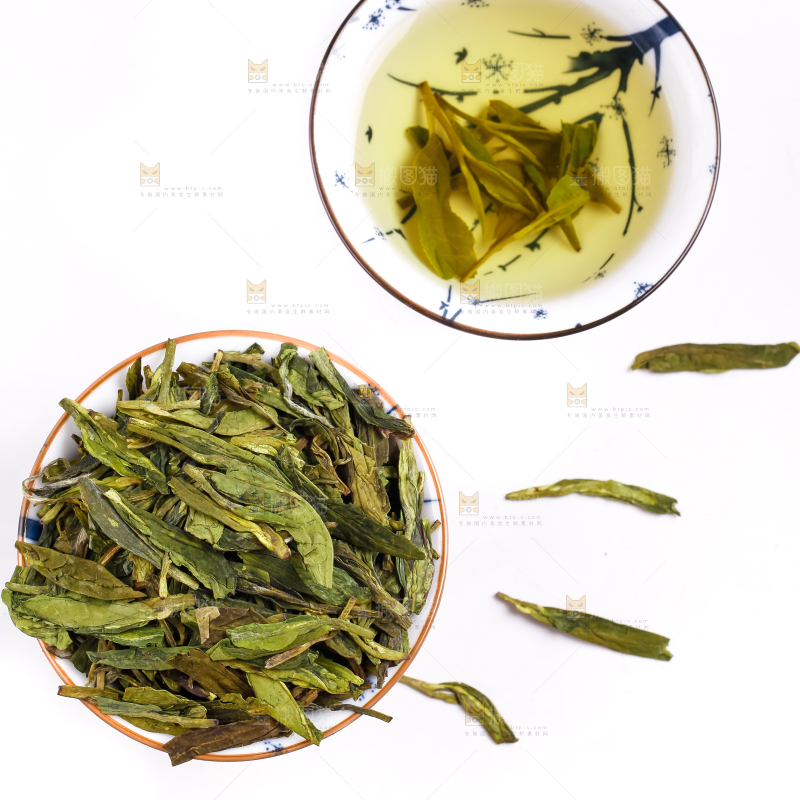 碗里装着龙井茶
