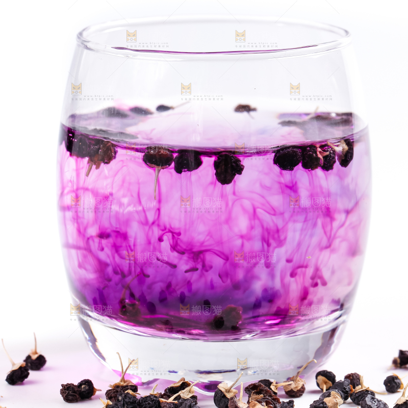 杯子里装着黑枸杞茶