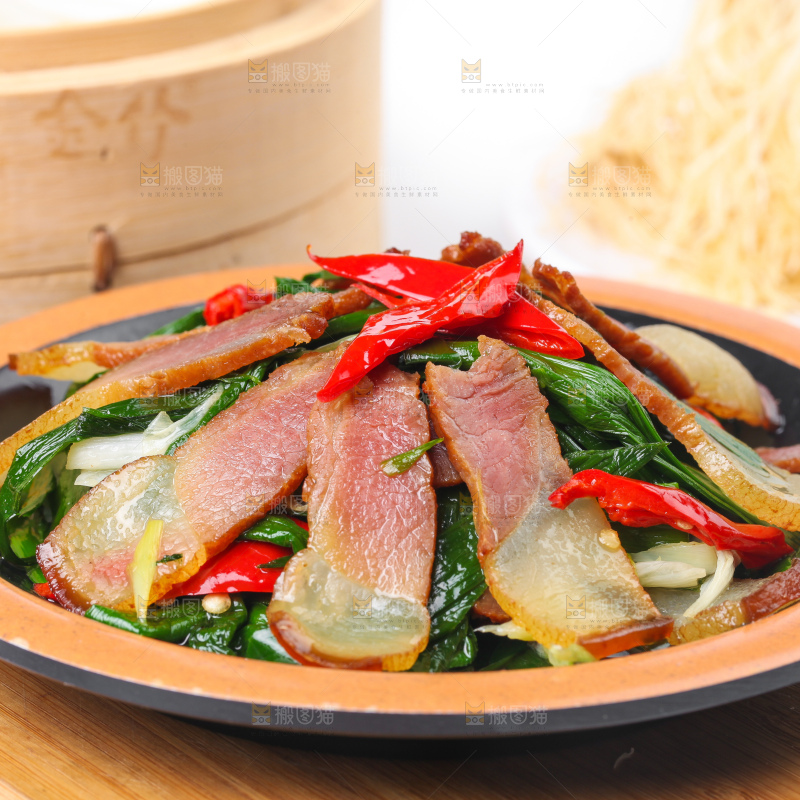 盘子里装着腊肉炒蒜苗