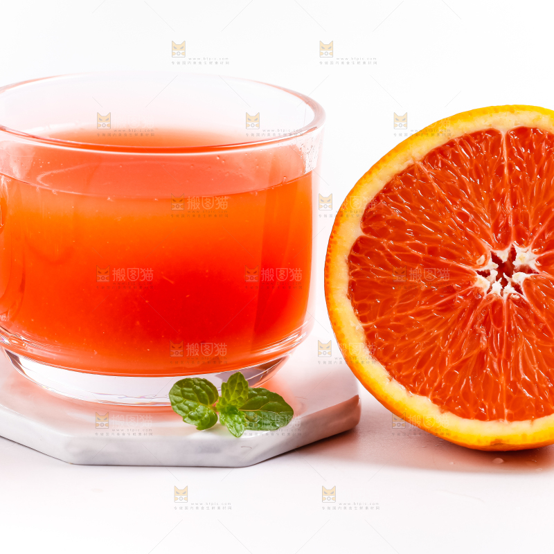 杯子里装着橙子汁