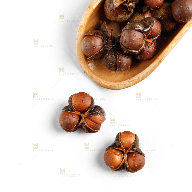 白底上放着茶树果