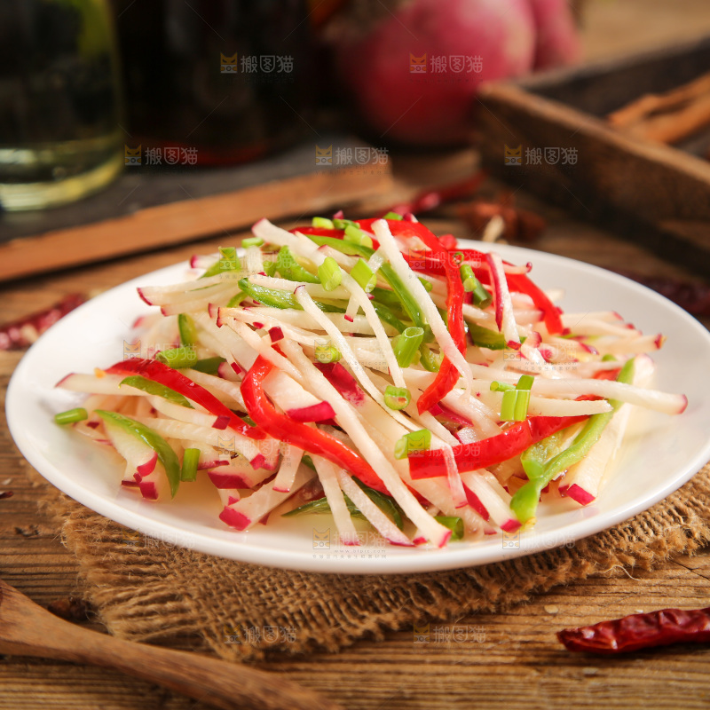 盘子里装着清炒萝卜丝