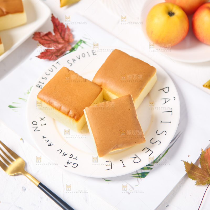 盘子里装着小蛋糕