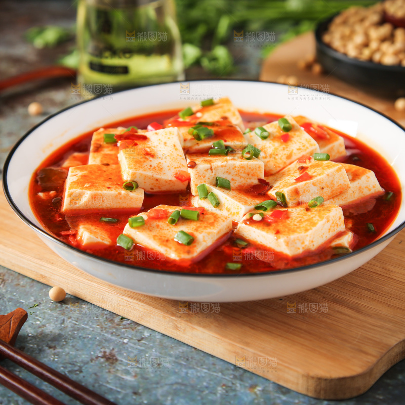 盘里装着麻婆豆腐