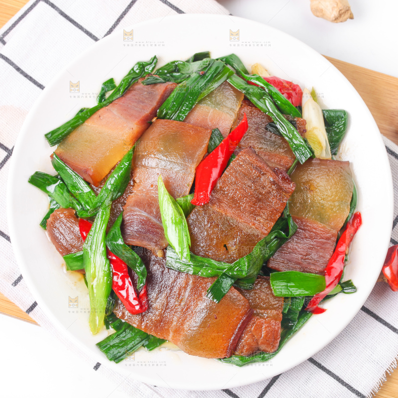 盘子里装着腊肉炒蒜苗