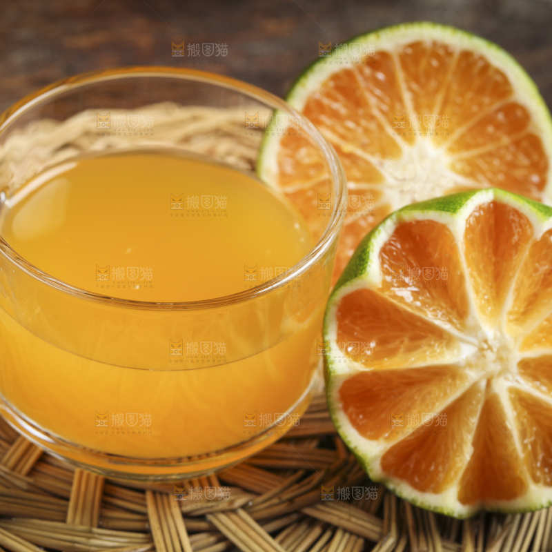 杯子里装着蜜橘汁