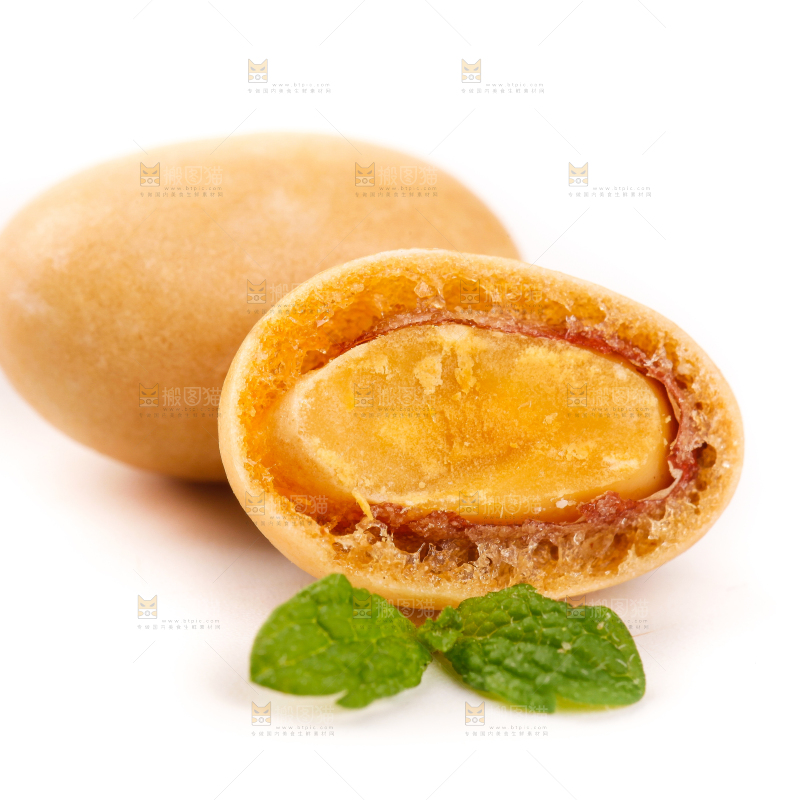 白底上放着鱼皮花生