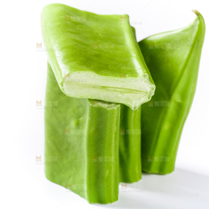 白底上放着刀豆