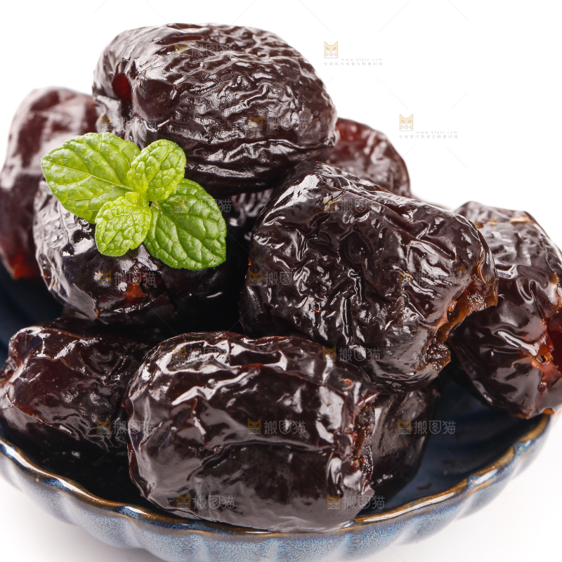 盘子里装着蜜枣
