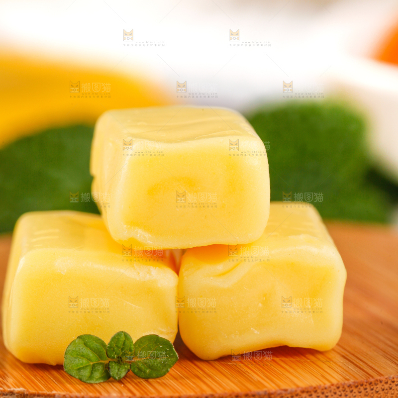 木板上放着榴莲味糖果