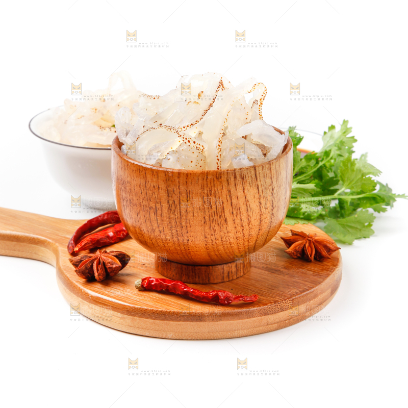碗里装着海蜇丝