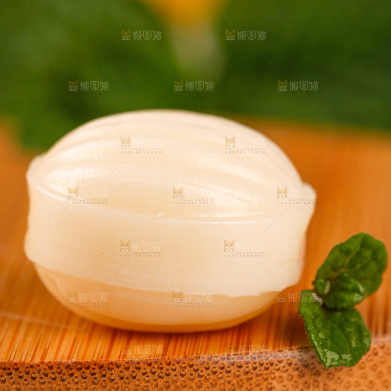 木板上放着牛奶味糖果
