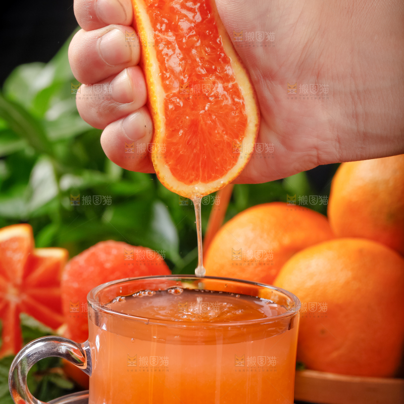 杯子里装着橙子汁
