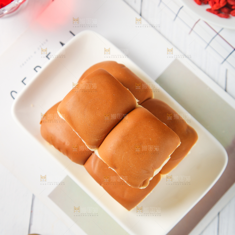 盘子里的小蛋糕