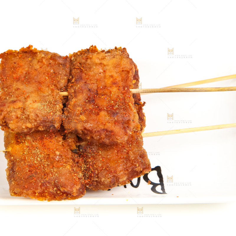 签子上穿着香酥带鱼