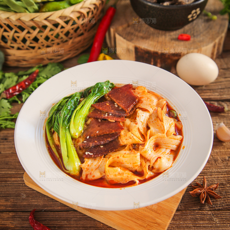 碗里的牛肉刀削面