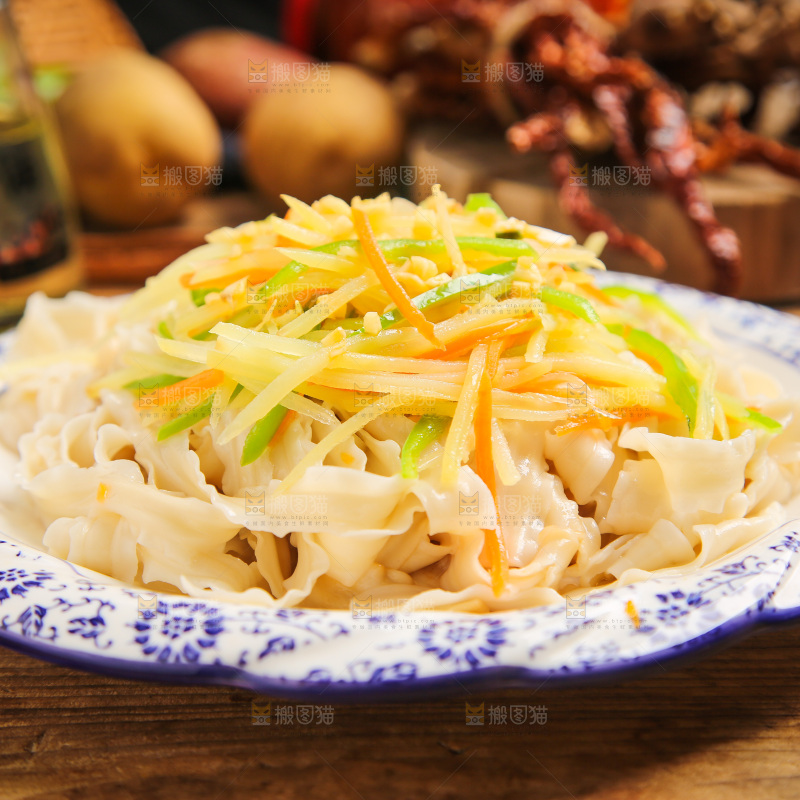 盘子里装着炒土豆丝