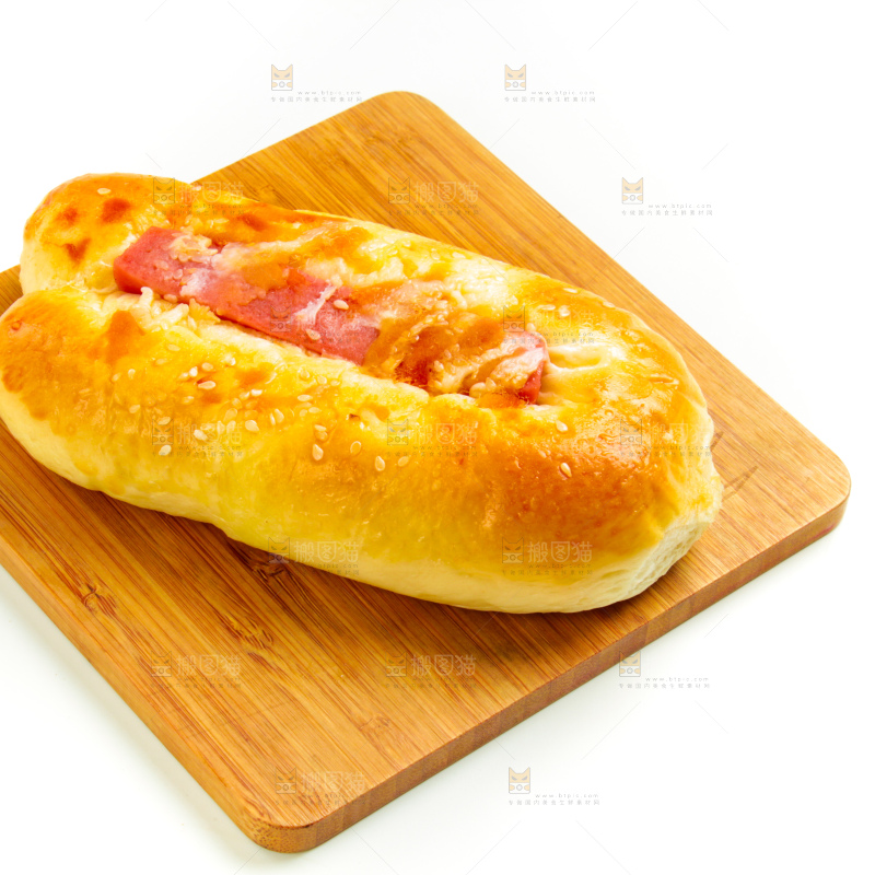 木板上放着火腿面包