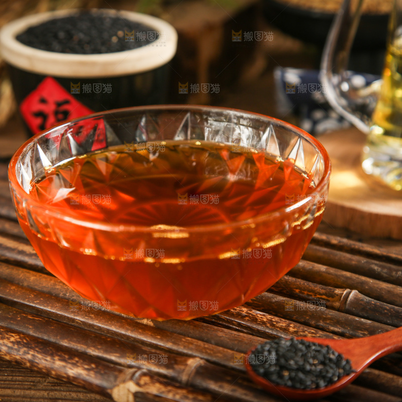 碟子里的料酒
