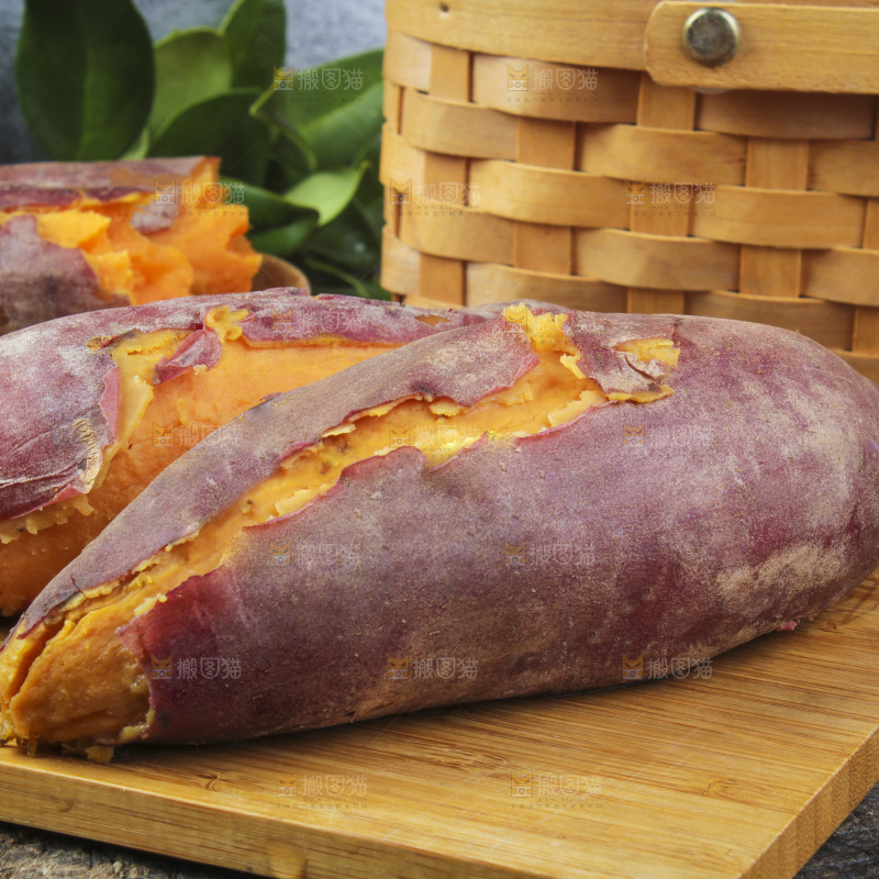 木板上放着红薯