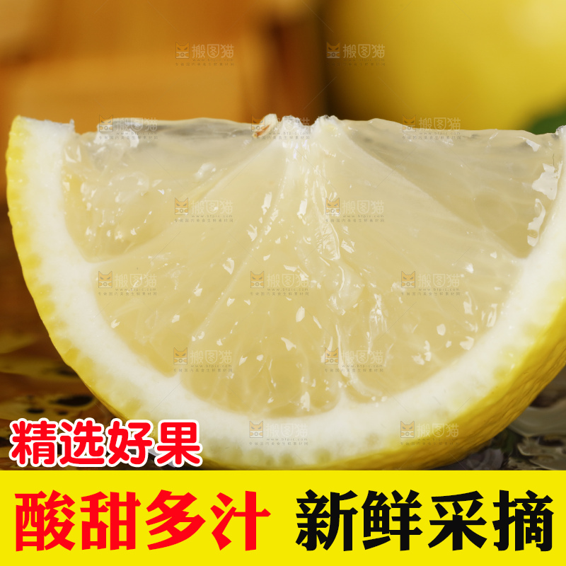 深底上放着柠檬果
