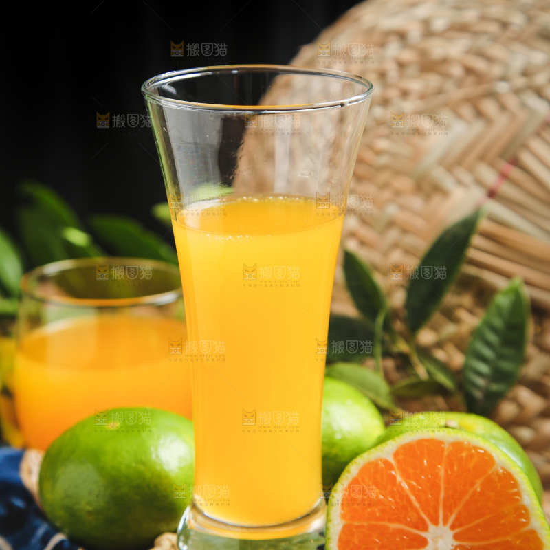 杯子里装着蜜橘汁