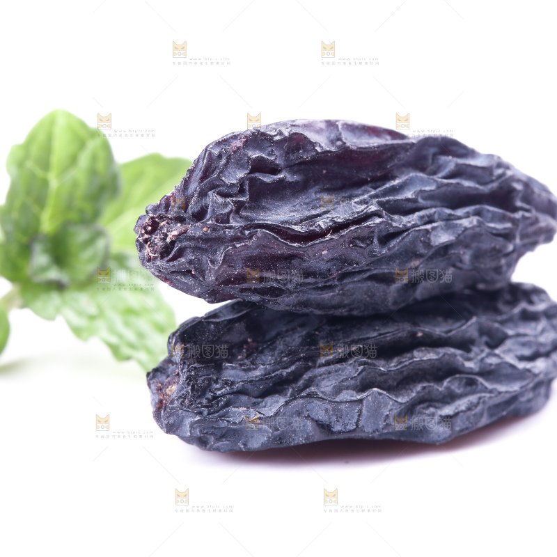 白底上的新疆葡萄干
