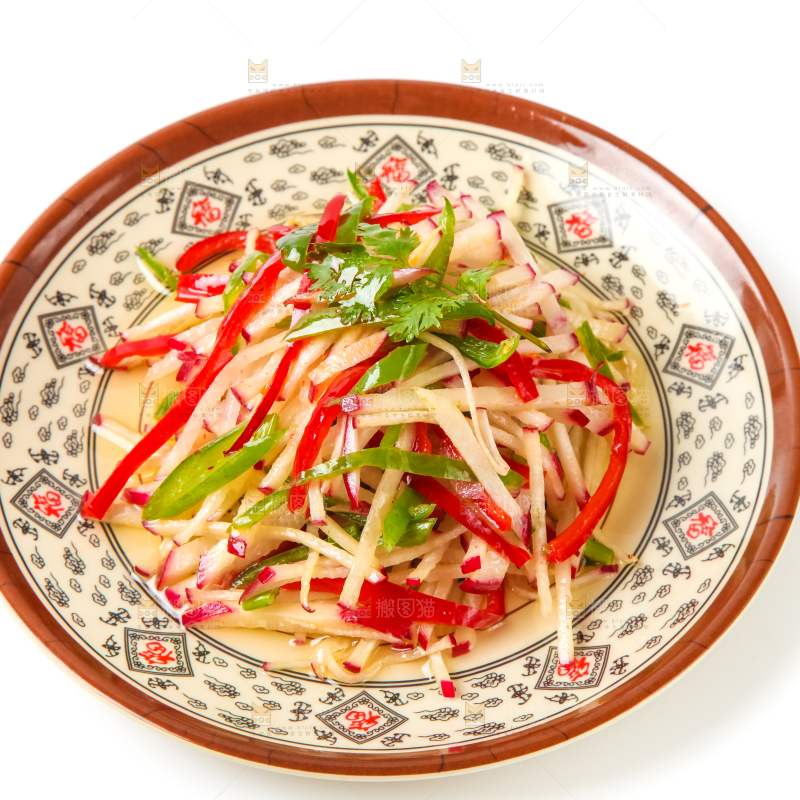 盘子里装着炒萝卜丝