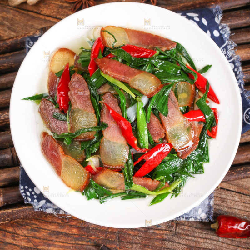 盘子里装着腊肉炒蒜苗