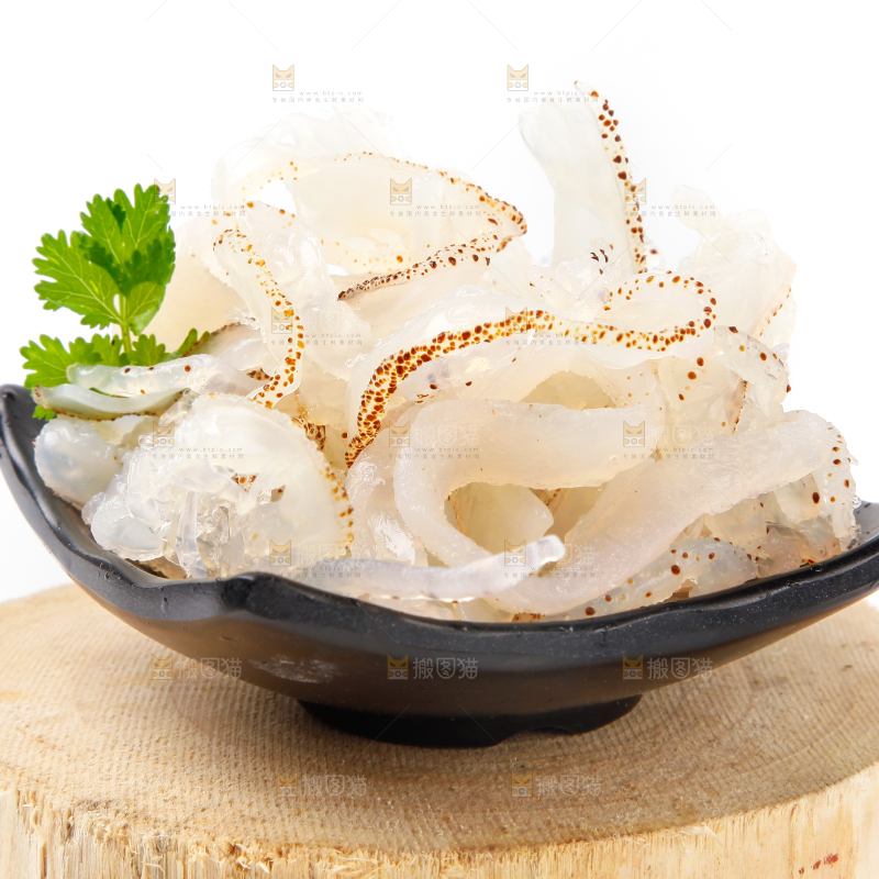 碗里装着海蜇丝