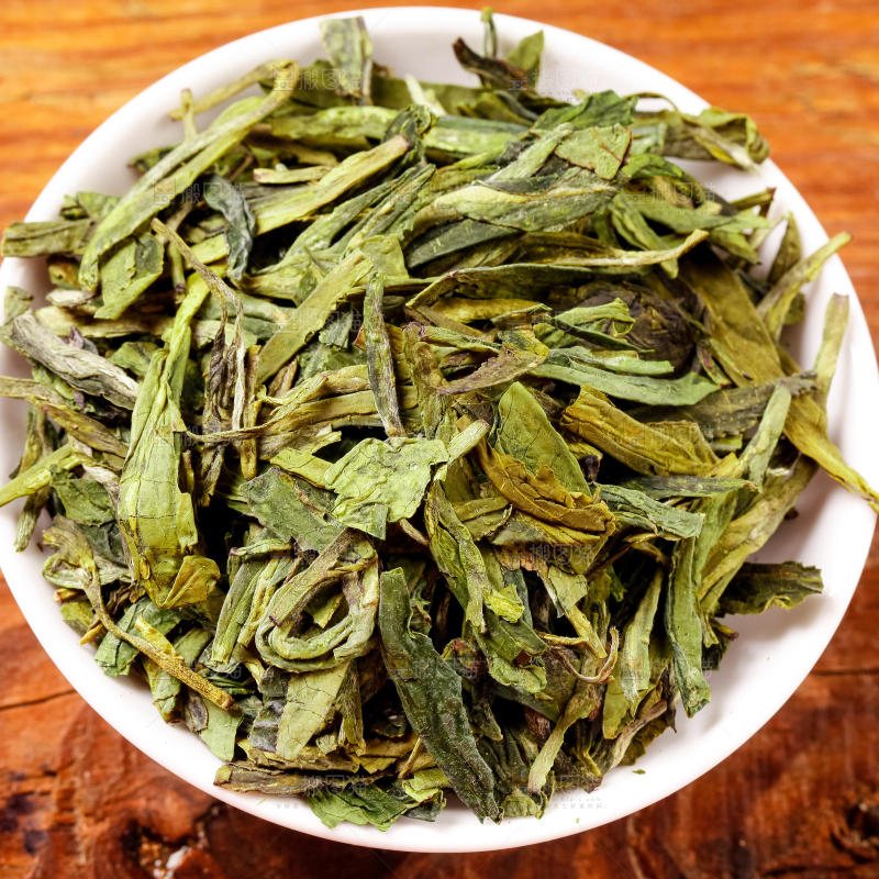 碟子里装着龙井茶