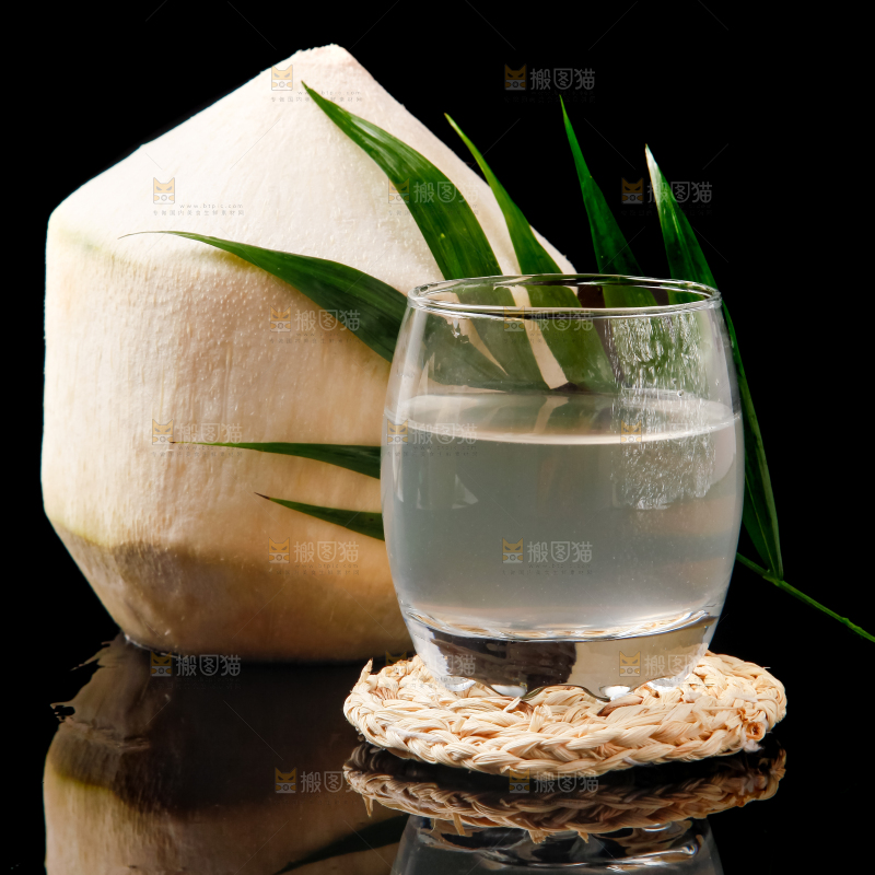 杯子里装着椰子汁