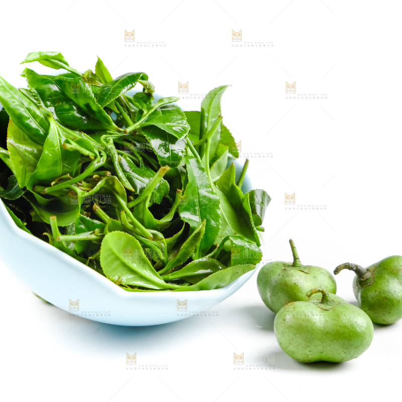 白底上摆放着茶叶子
