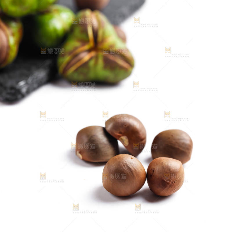 白底上放着茶树果