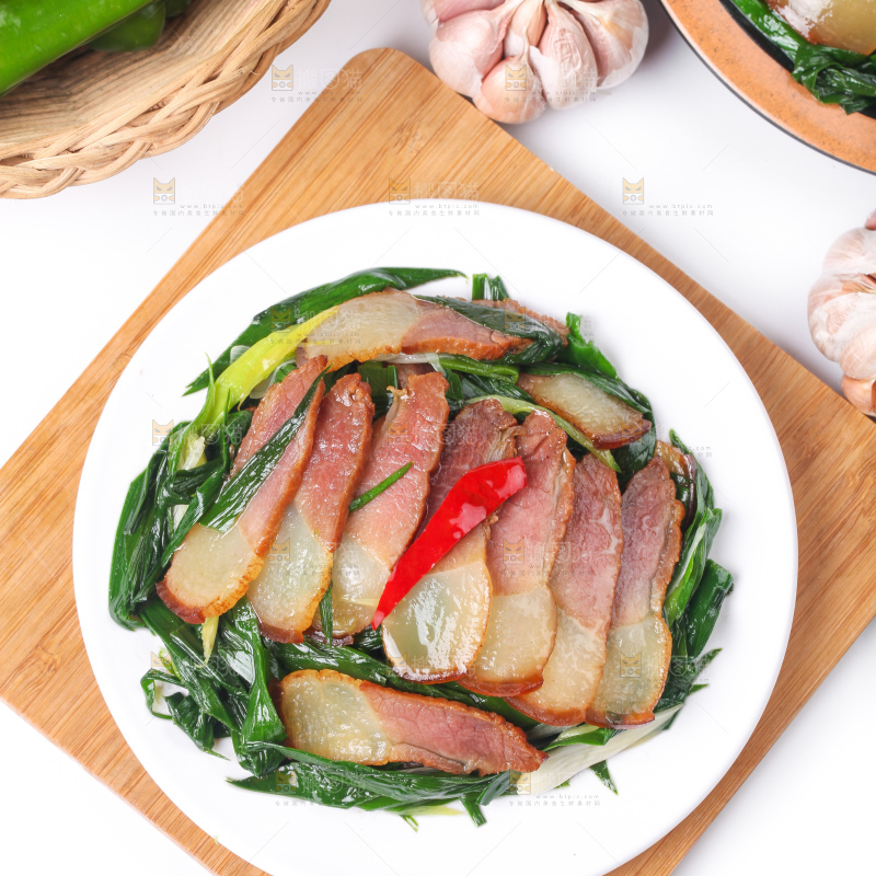 盘子里装着腊肉炒蒜苗