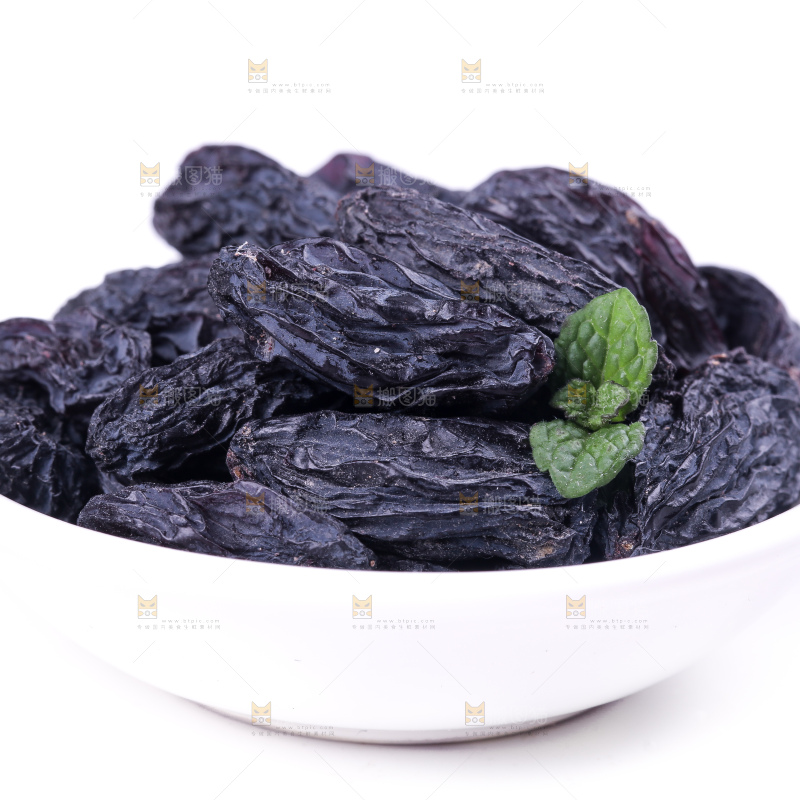 白底上的新疆葡萄干