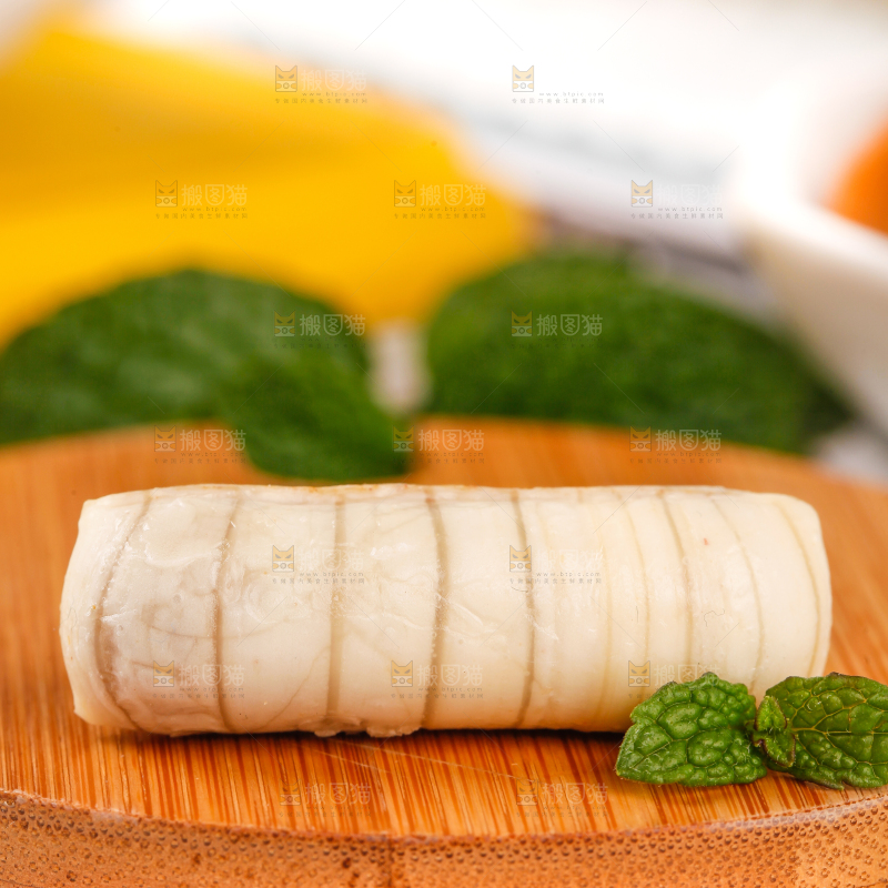 木板上的大虾酥糖