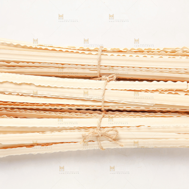 白底上摆着宽面