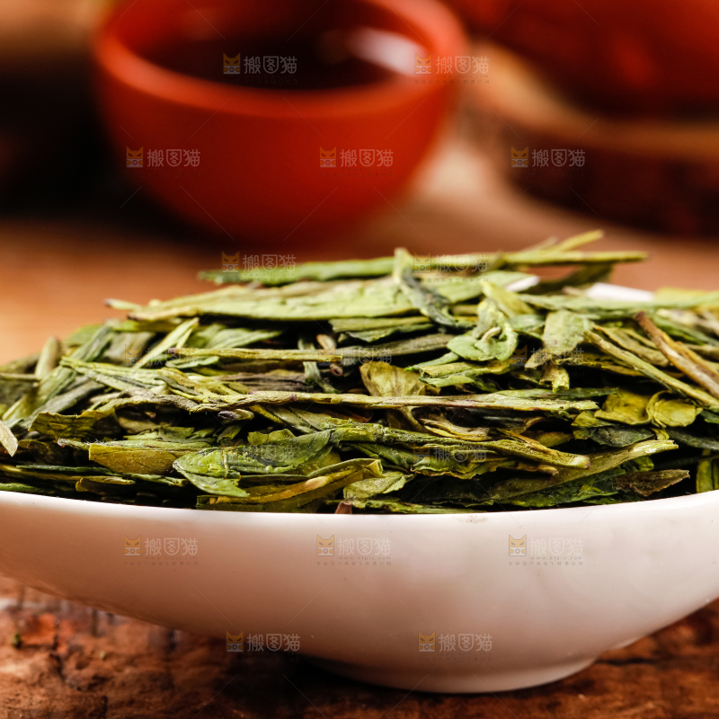 碟子里装着绿茶叶