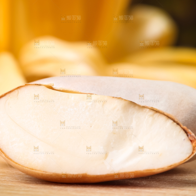 木板上放着菠萝蜜籽