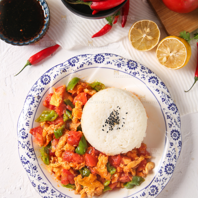 盘子里的西红柿炒鸡蛋