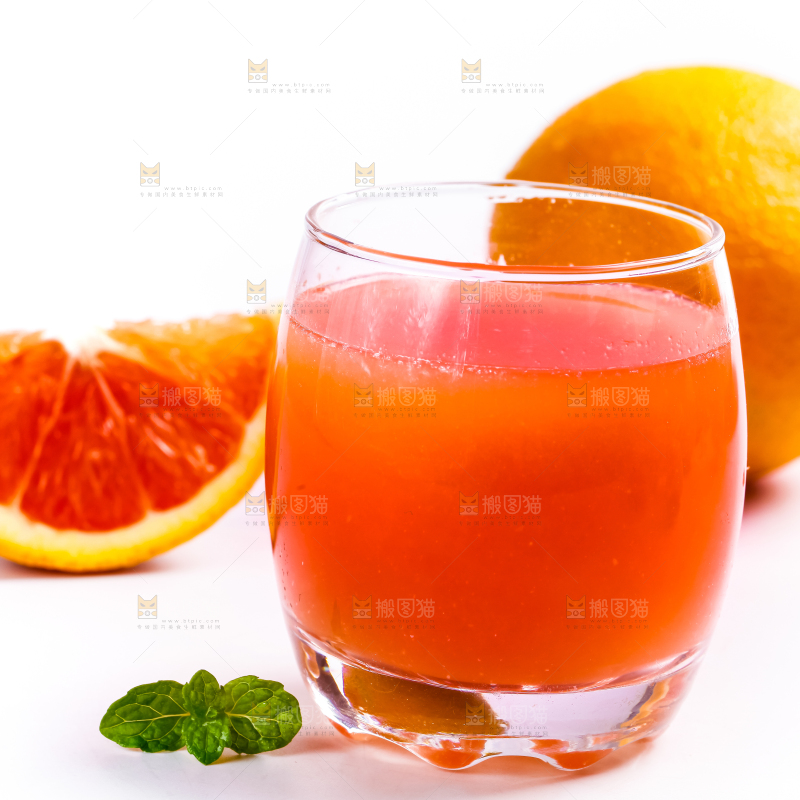 杯子里装着橙子汁