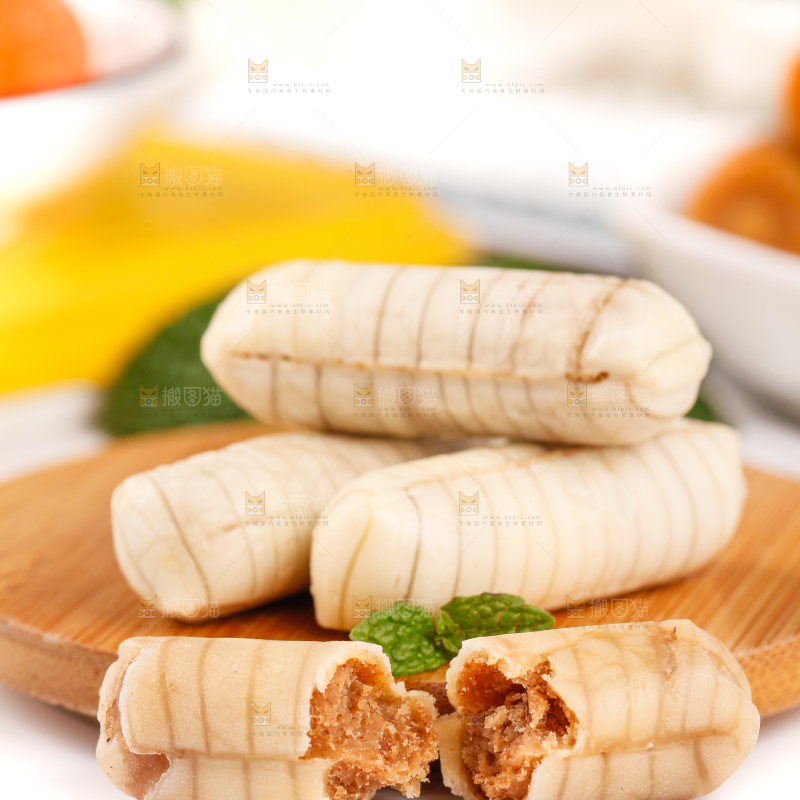 木板上的大虾酥糖