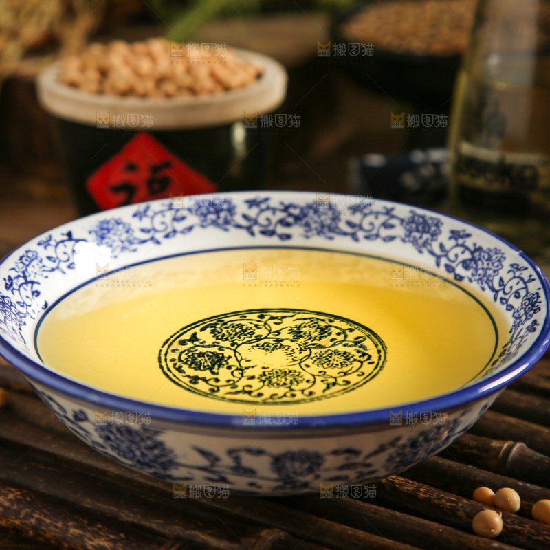 碗里装着食用油