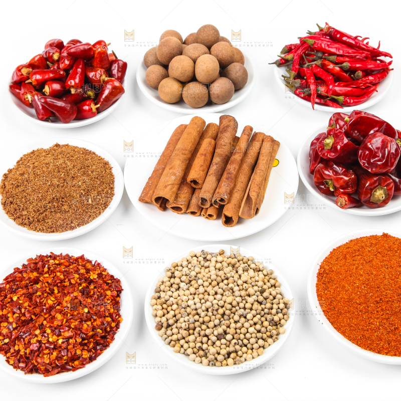 白底上放着香料组合