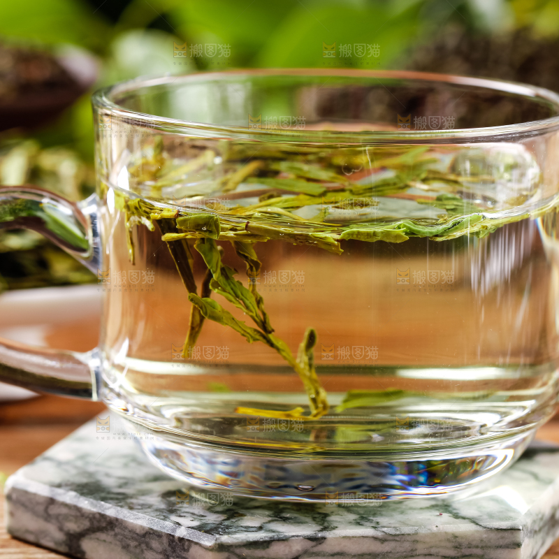 杯子里泡着龙井茶