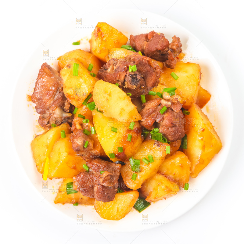 盘子里装着土豆烧肉