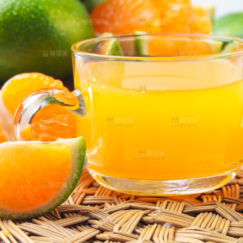 杯子里装着蜜橘汁