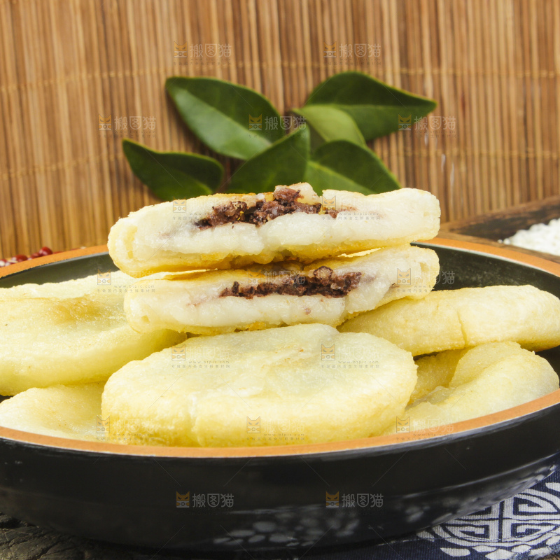 盘子里装红豆夹心糍粑